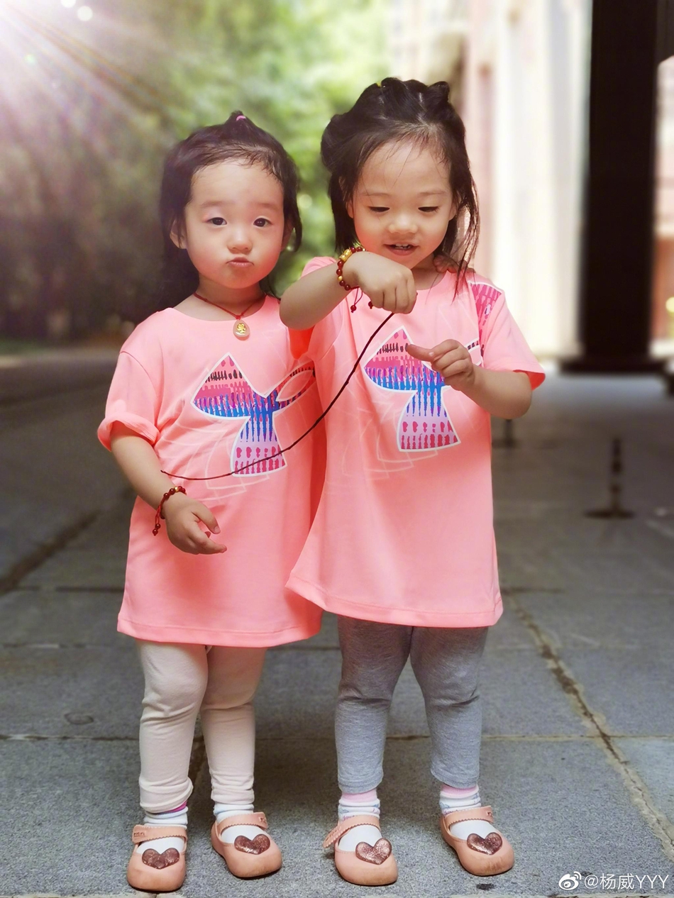 杨威亲上阵带儿女练体操