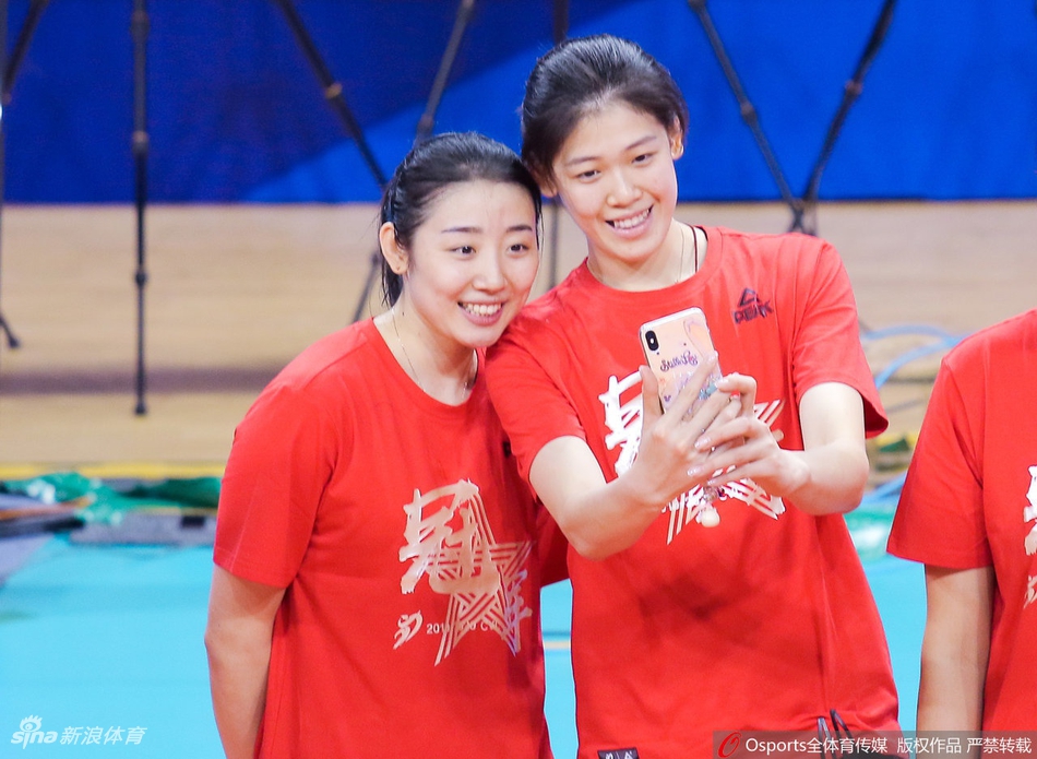 天津女排夺得联赛第12冠