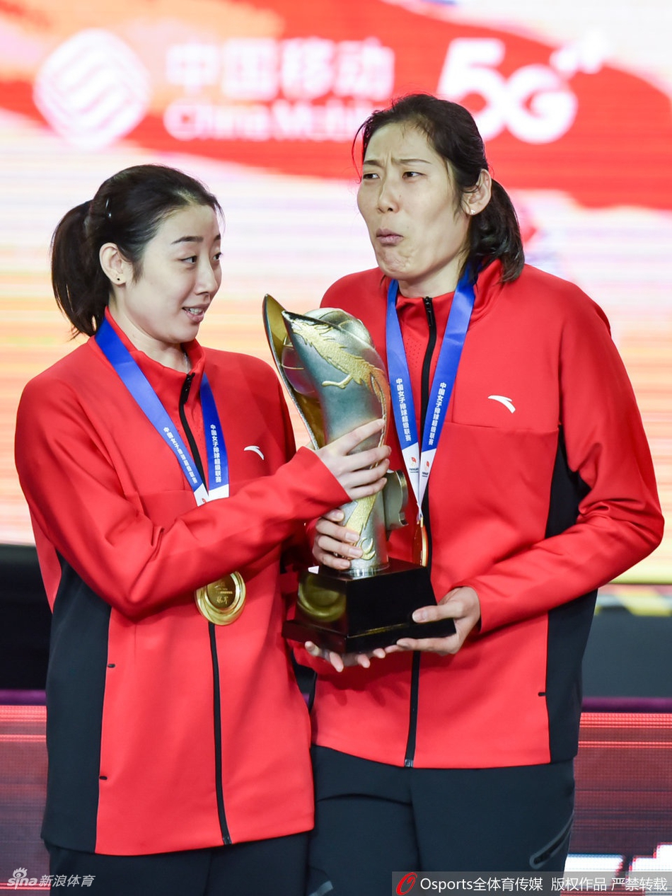 排超颁奖仪式朱婷捧起奖杯