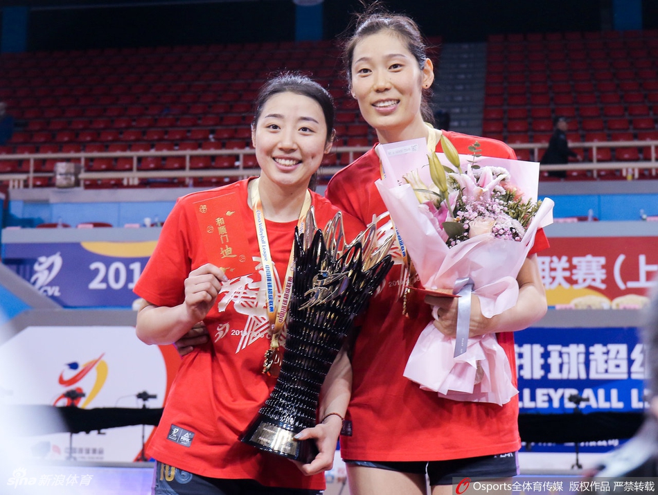 天津女排夺得联赛第12冠