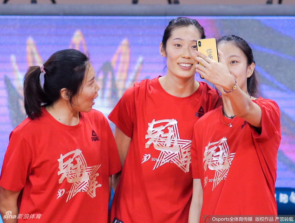 天津女排夺得联赛第12冠