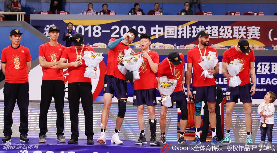 上海男排实现联赛15冠王