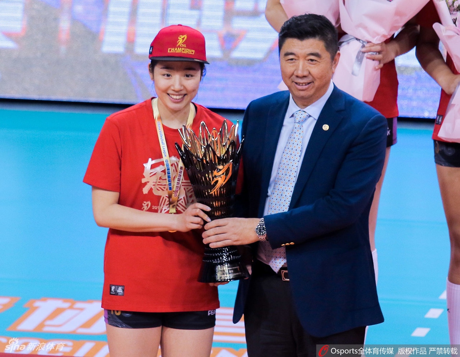 天津女排夺得联赛第12冠