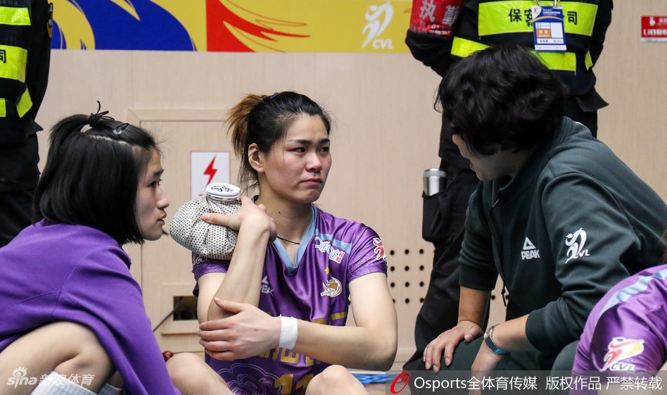 天津女排输球杜清清泪洒赛场