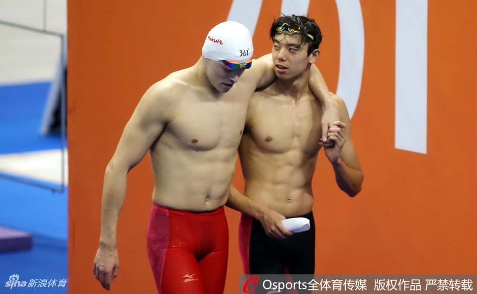 亚运孙杨脱力季新杰搀扶出场