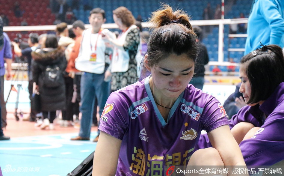 天津女排输球杜清清泪洒赛场