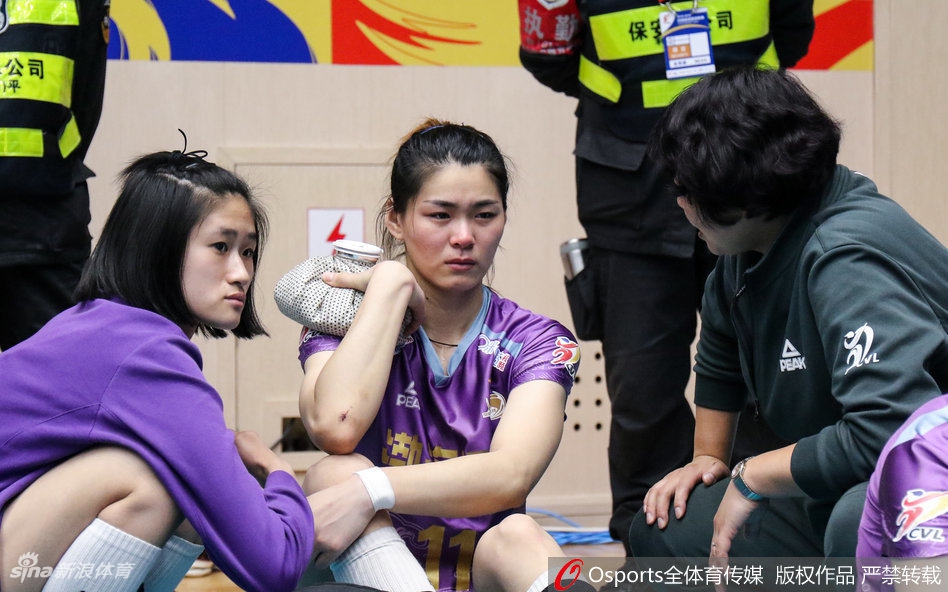 天津女排输球杜清清泪洒赛场