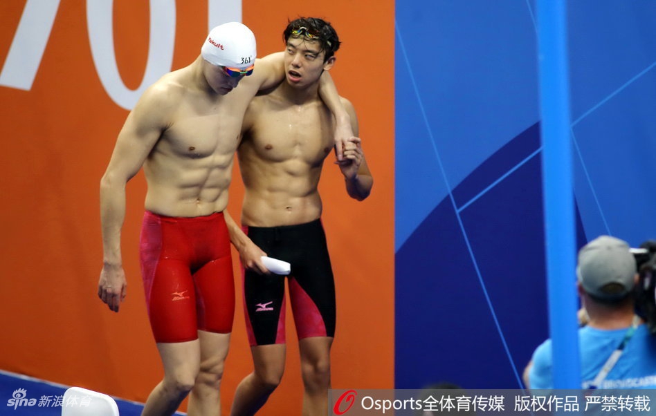 亚运孙杨脱力季新杰搀扶出场