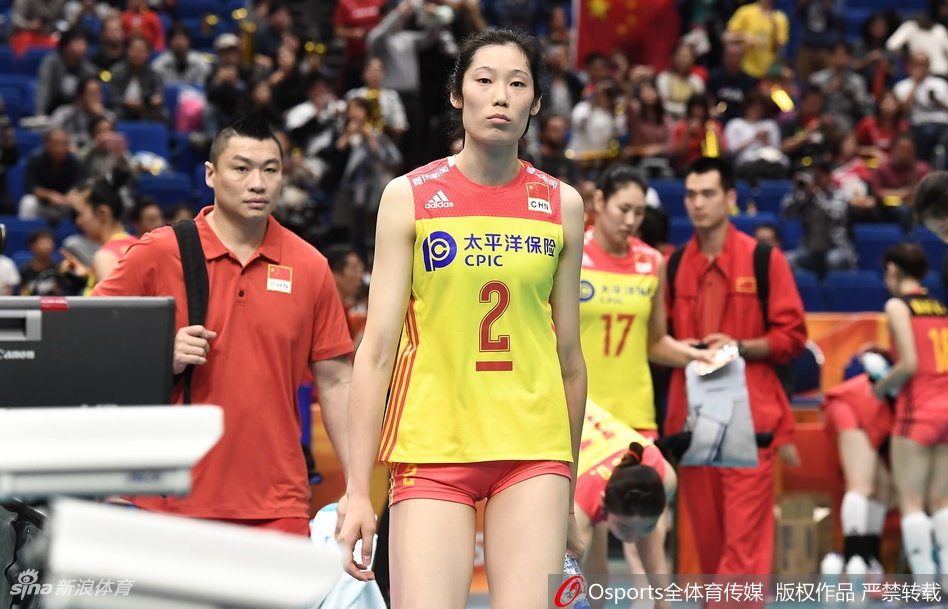 中国女排惜败郎平朱婷难掩失落