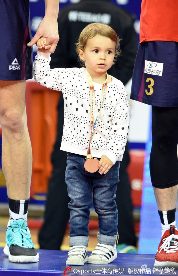 上海男排夺冠 外援的萌娃抢镜