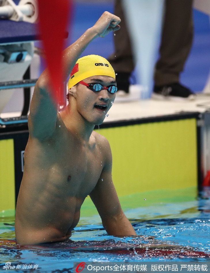 亚运男子200米仰泳徐嘉余夺冠