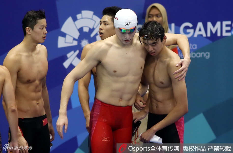 亚运孙杨脱力季新杰搀扶出场