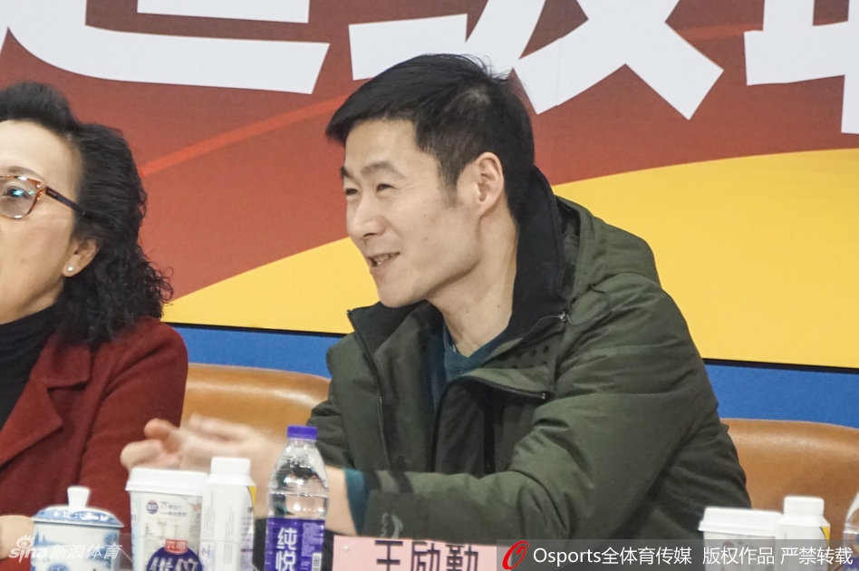 上海女排vs北京 王励勤观战