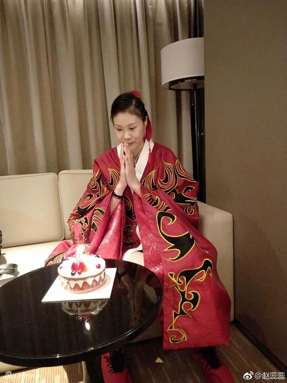 赵蕊蕊穿华服打排球很惊艳