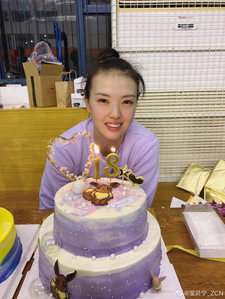 张常宁庆祝自己25岁生日