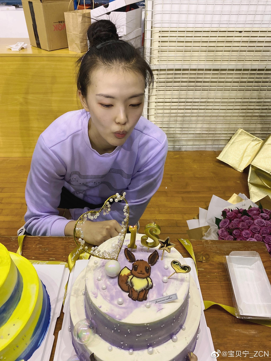 张常宁庆祝自己25岁生日