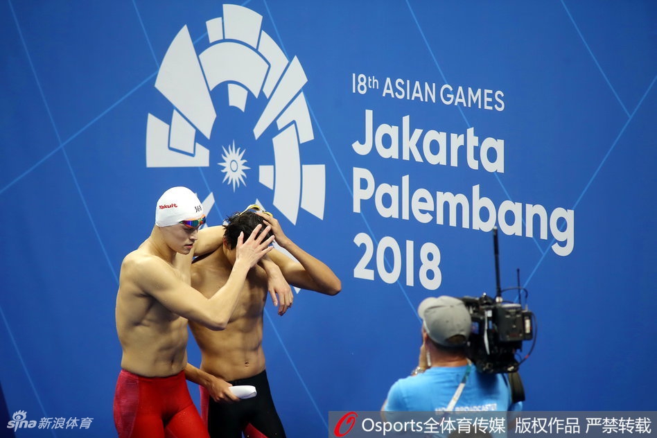 亚运孙杨脱力季新杰搀扶出场