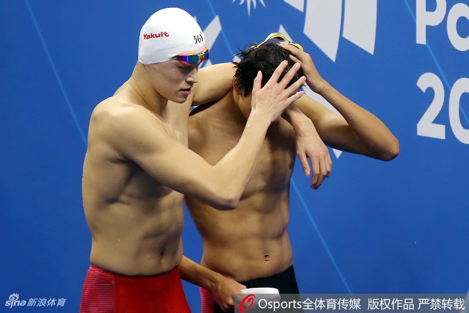 亚运孙杨脱力季新杰搀扶出场