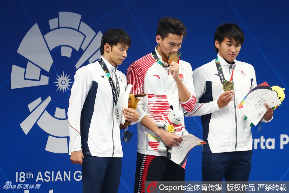 亚运男子200米仰泳徐嘉余夺冠