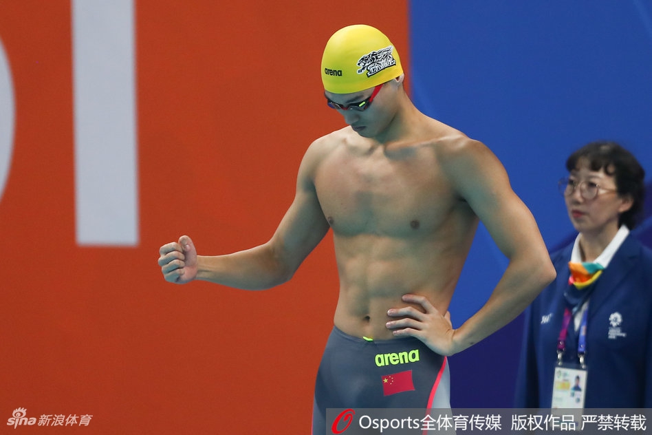 亚运男子200米仰泳徐嘉余夺冠