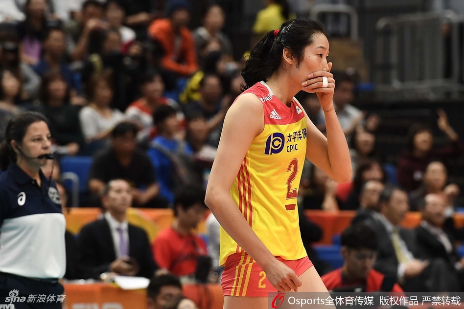 中国女排惜败郎平朱婷难掩失落