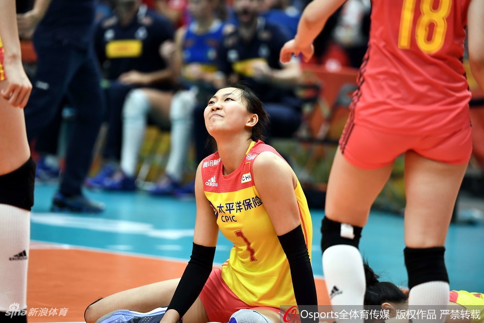 中国女排惜败郎平朱婷难掩失落