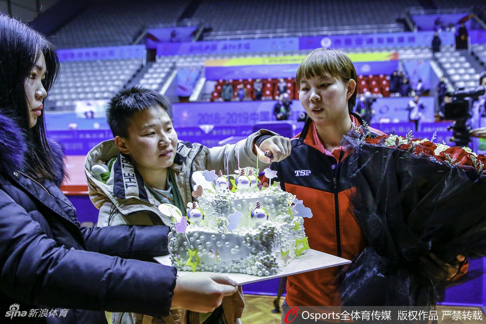 乒超全场唱生日歌为朱雨玲庆生