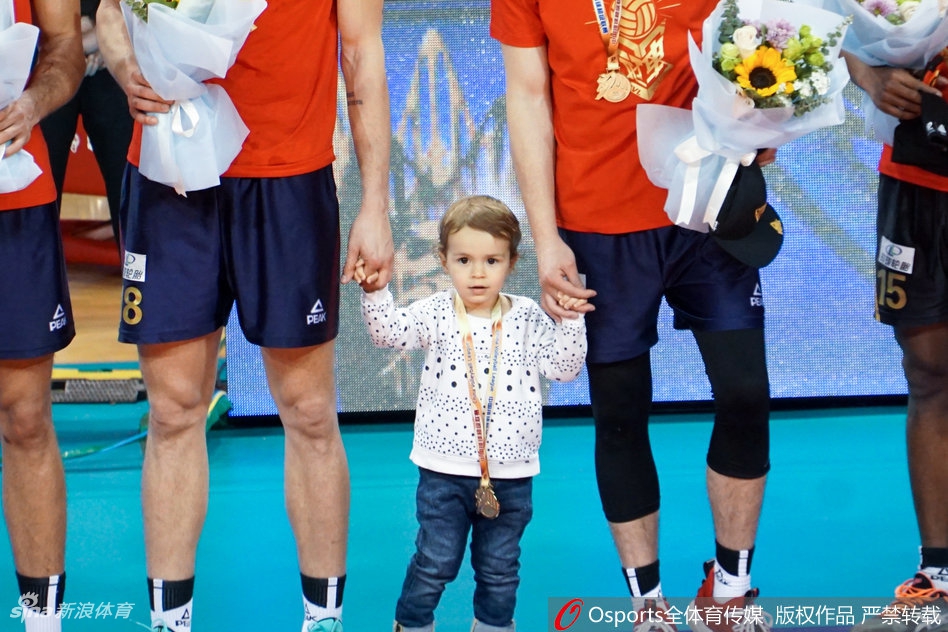 上海男排夺冠 外援的萌娃抢镜