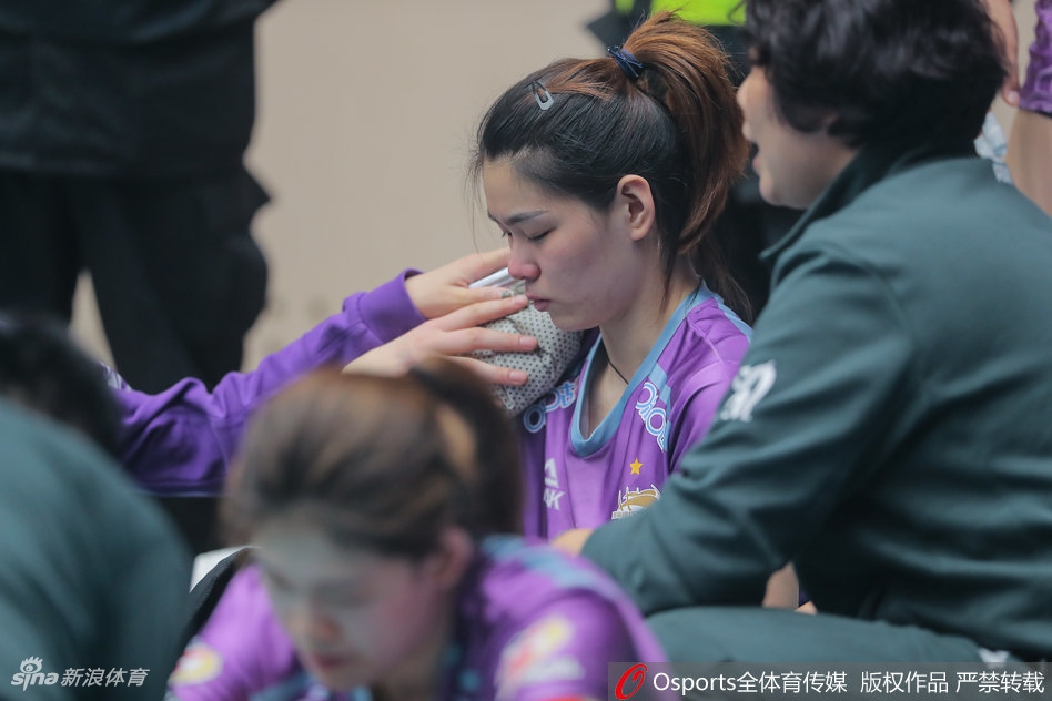 天津女排输球杜清清泪洒赛场