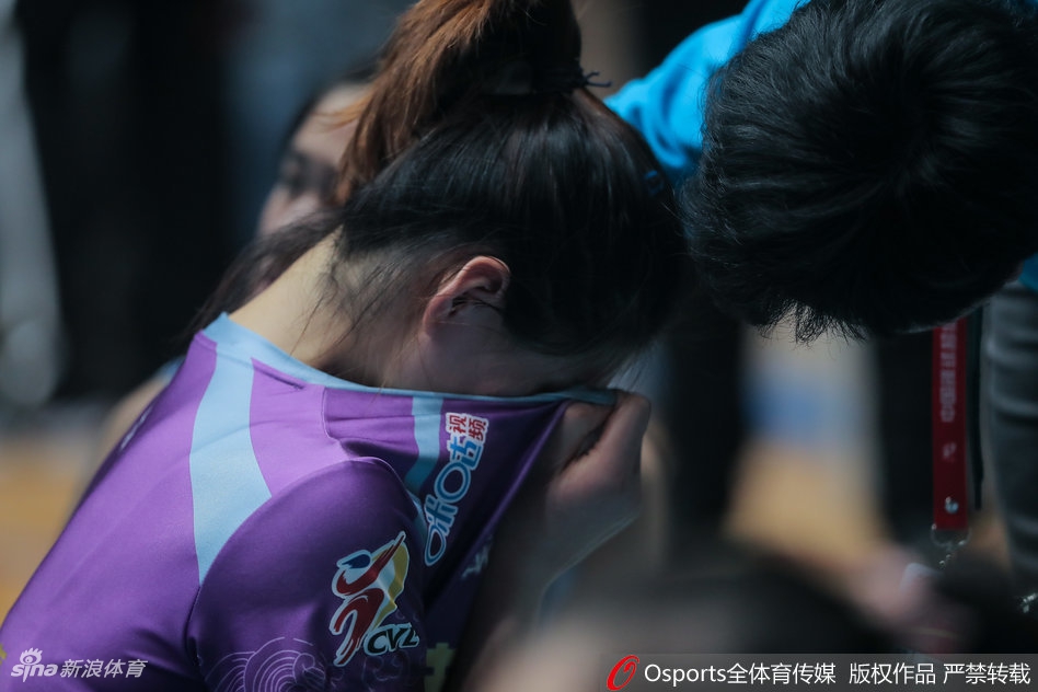天津女排输球杜清清泪洒赛场