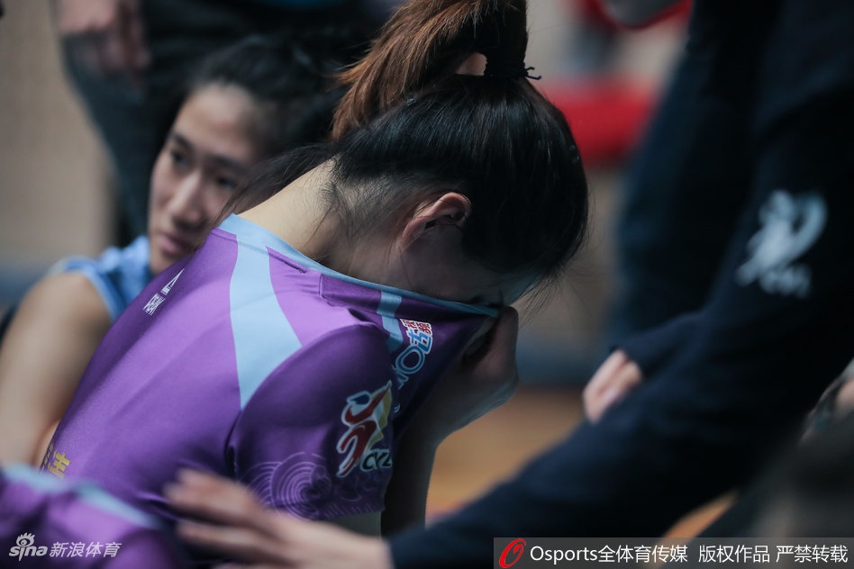 天津女排输球杜清清泪洒赛场