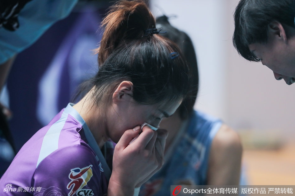 天津女排输球杜清清泪洒赛场