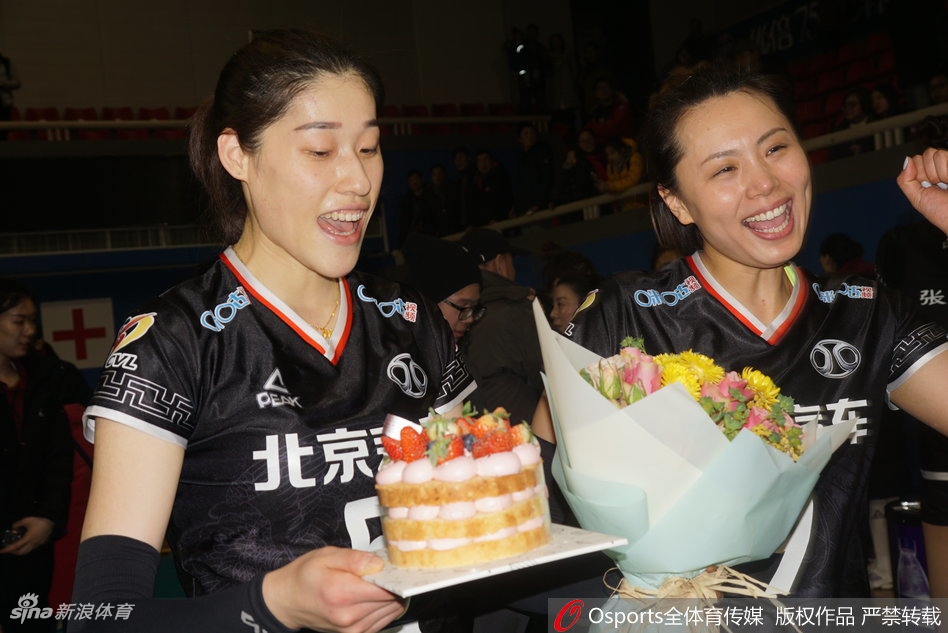 曾春蕾亲吻刘晓彤为其庆生