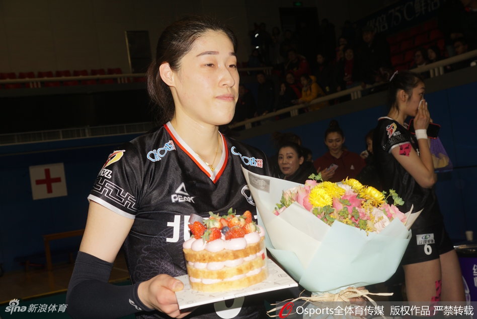 曾春蕾亲吻刘晓彤为其庆生