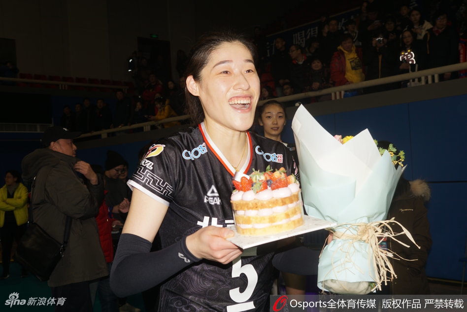 曾春蕾亲吻刘晓彤为其庆生