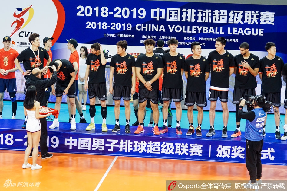 上海男排实现联赛15冠王