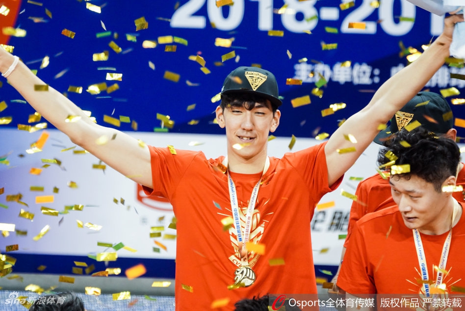 上海男排实现联赛15冠王