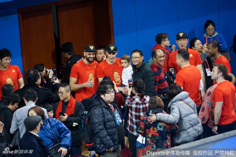 上海男排夺冠 外援的萌娃抢镜