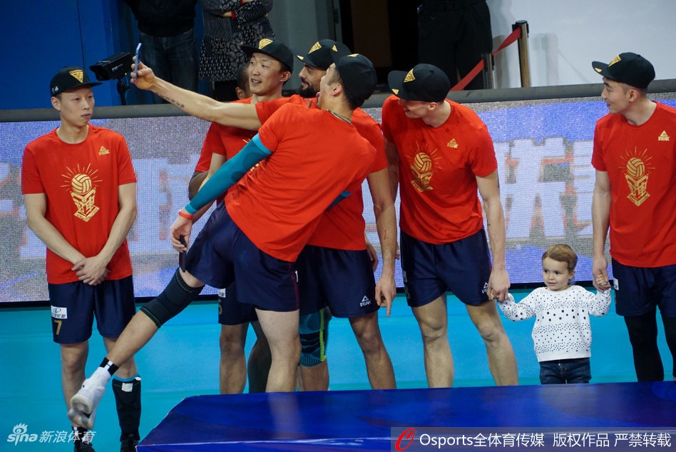 上海男排夺冠 外援的萌娃抢镜