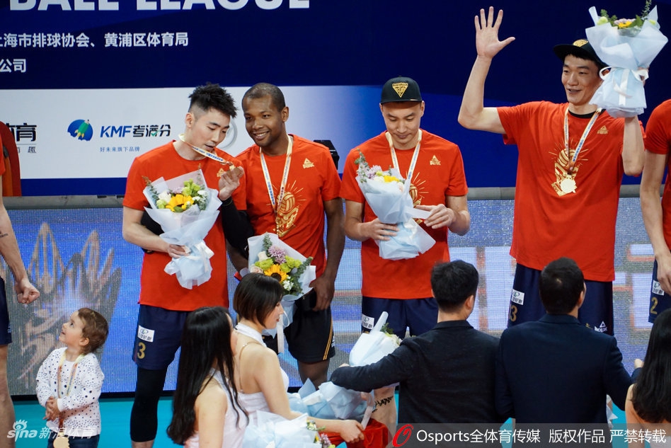 上海男排实现联赛15冠王