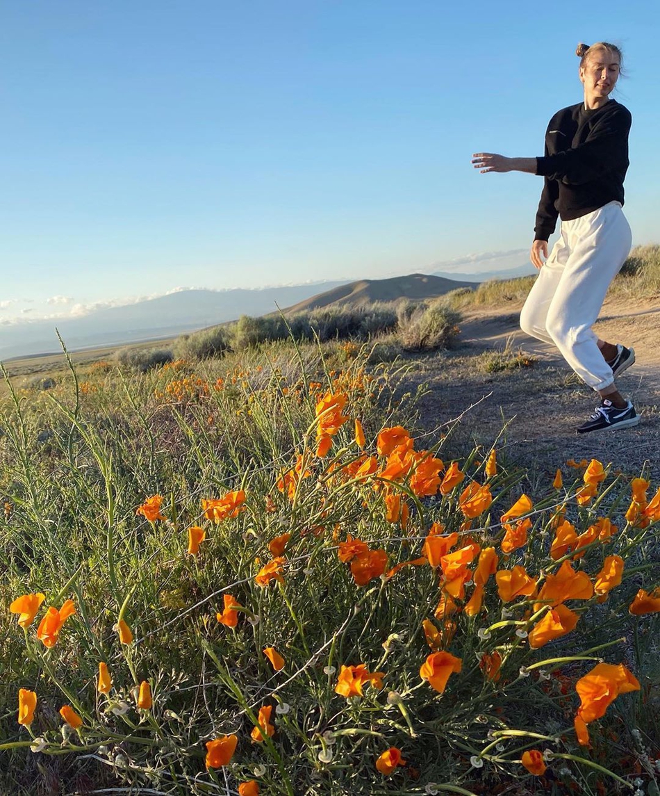 莎娃感受田园风光丸子头发型抢镜