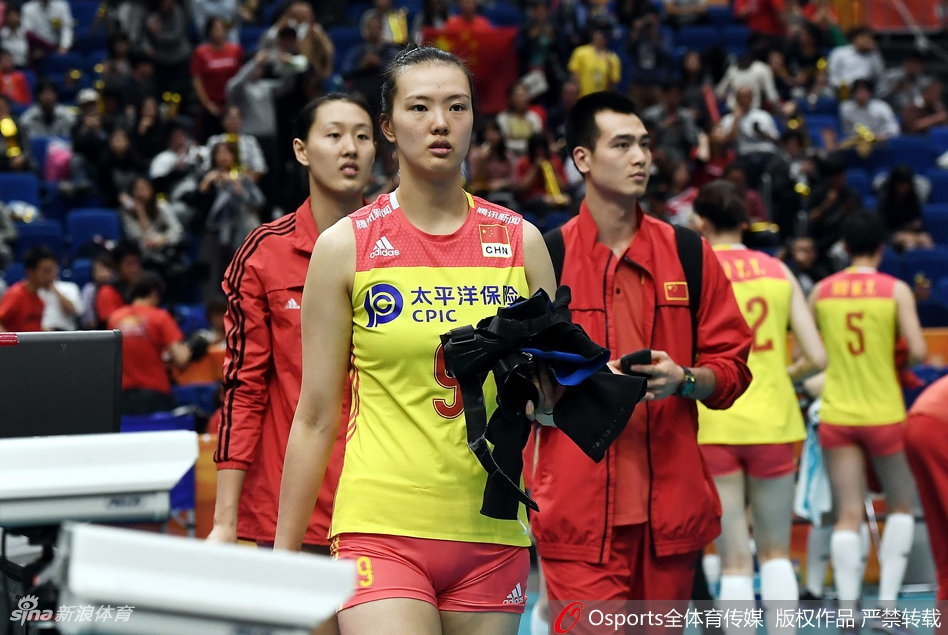中国女排惜败郎平朱婷难掩失落