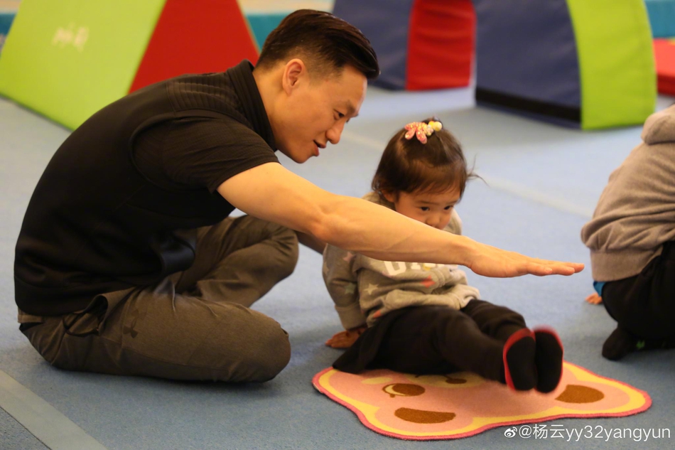 杨威亲上阵带儿女练体操