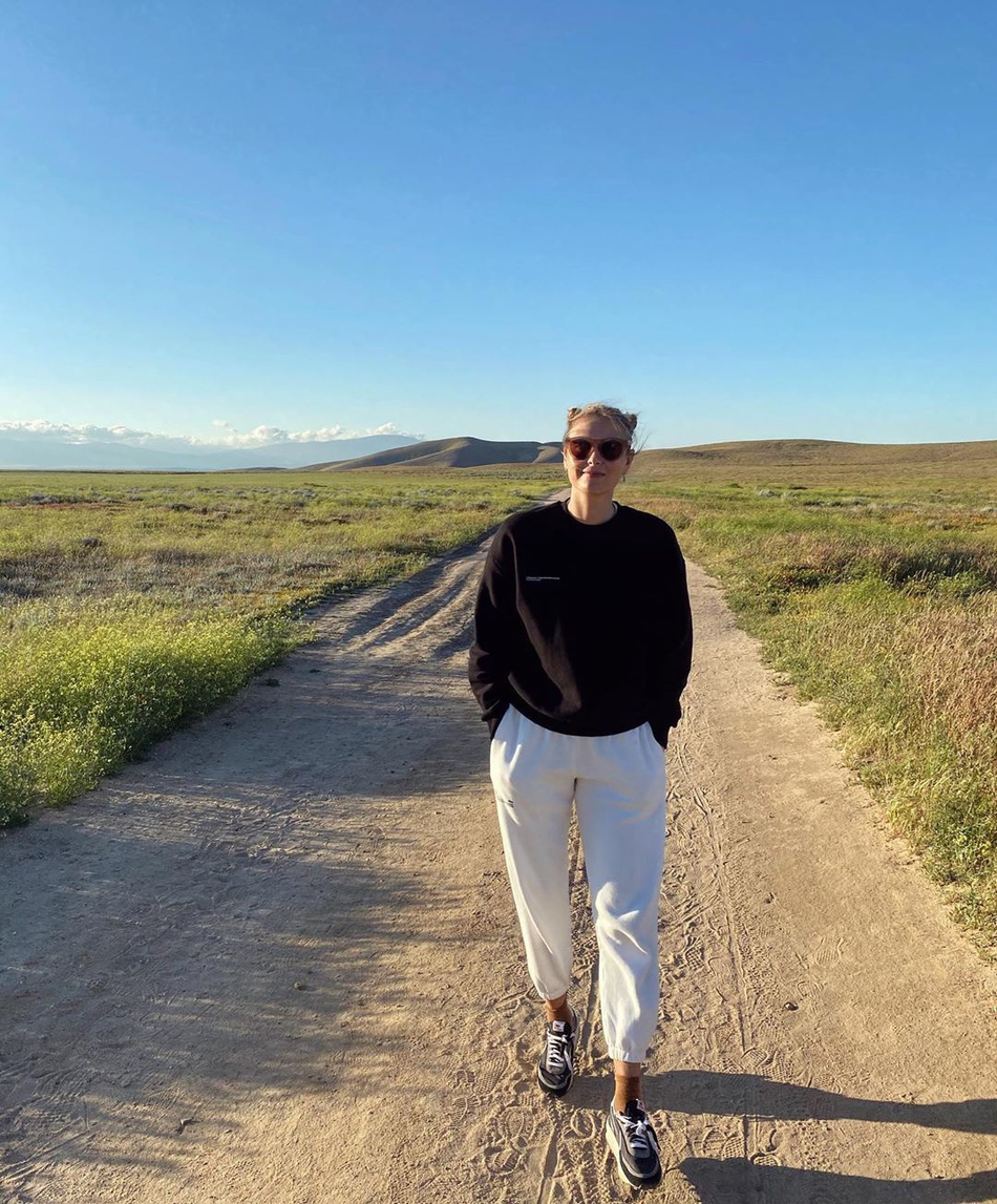 莎娃感受田园风光丸子头发型抢镜