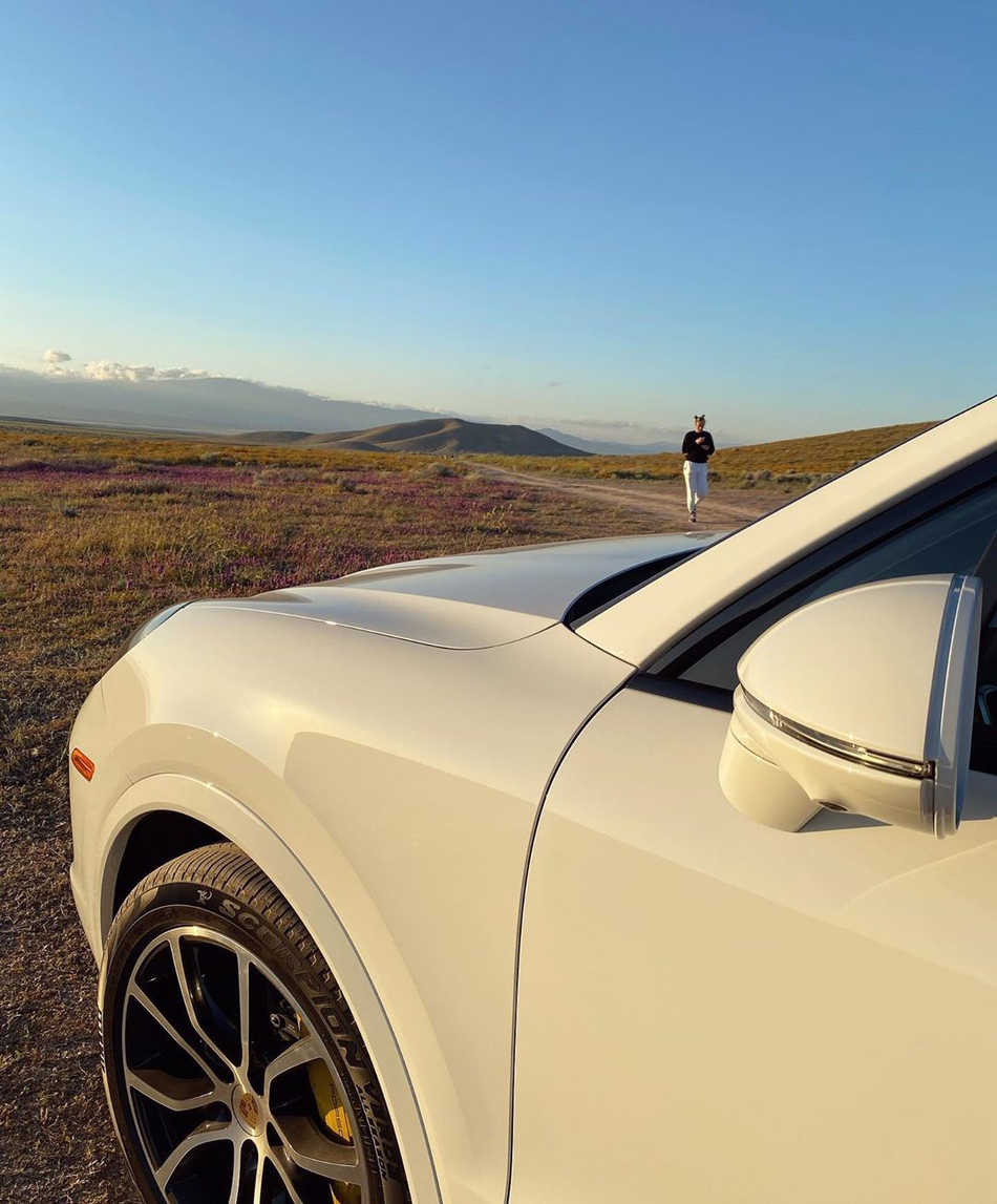 莎娃感受田园风光丸子头发型抢镜