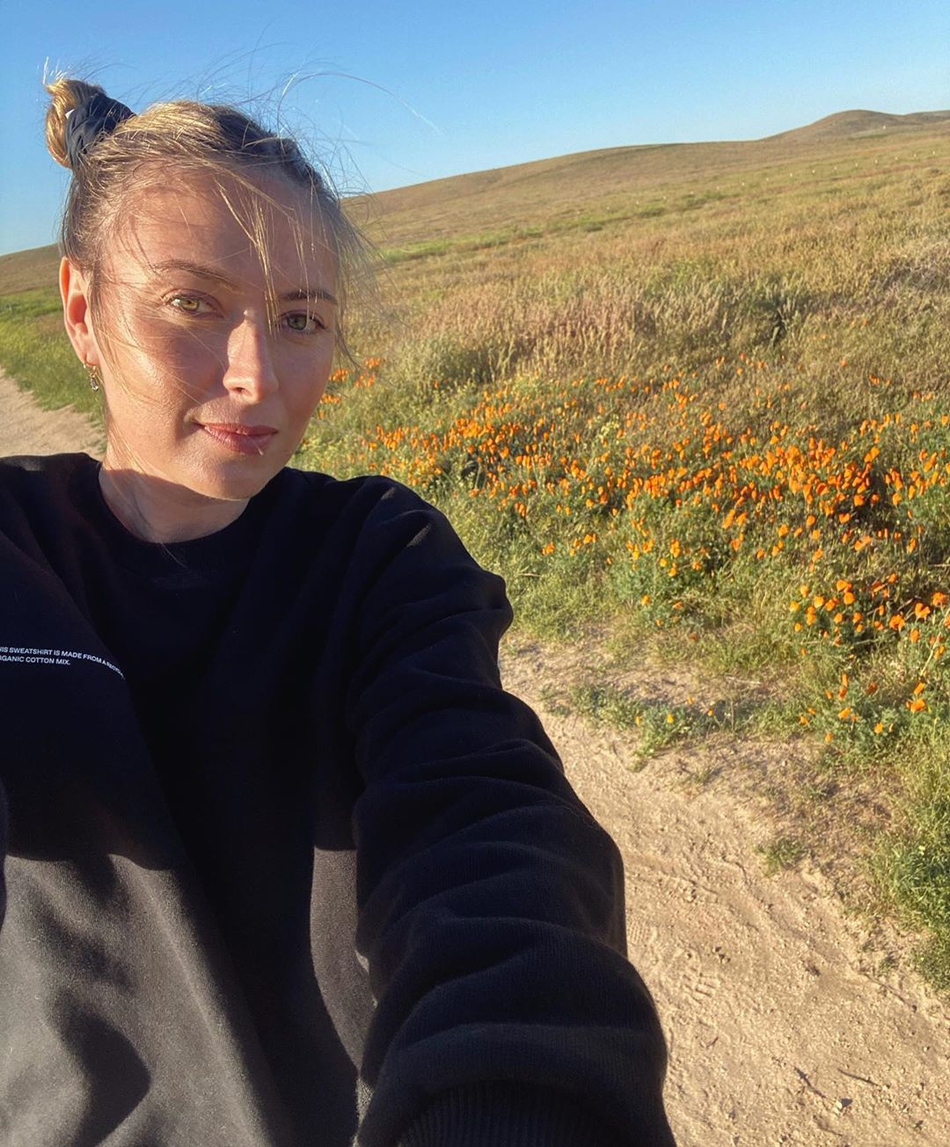 莎娃感受田园风光丸子头发型抢镜