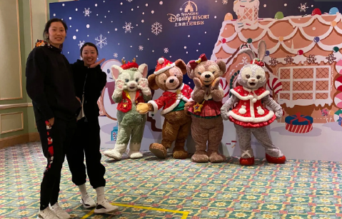 朱婷畅游迪士尼祝大家新年快乐