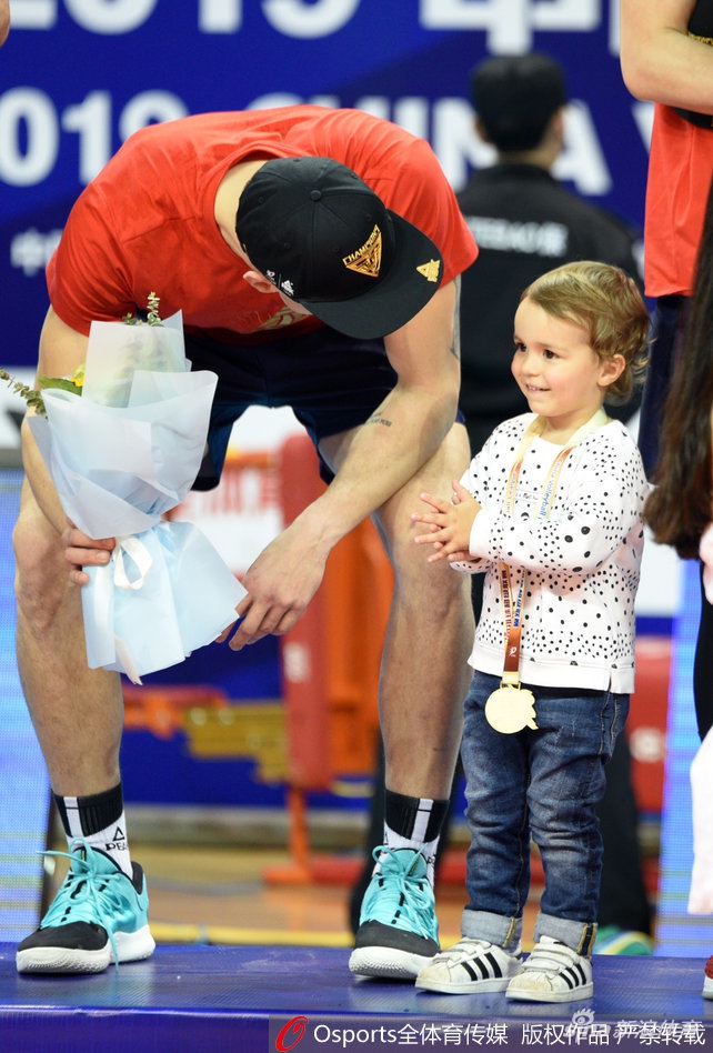 上海男排夺冠 外援的萌娃抢镜