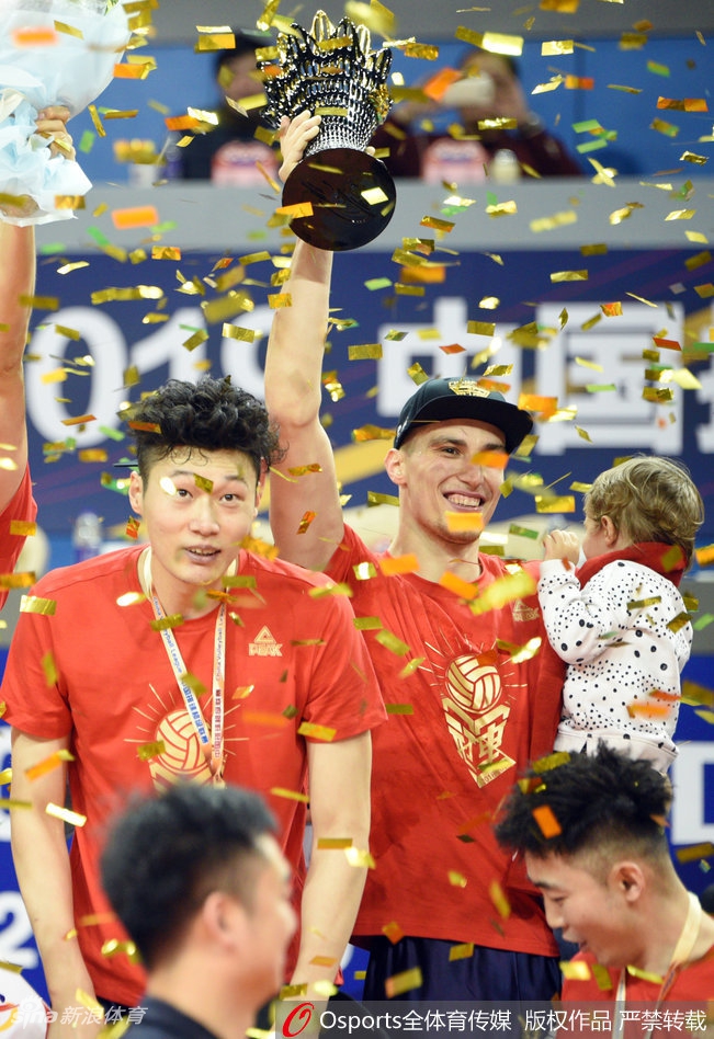 上海男排实现联赛15冠王
