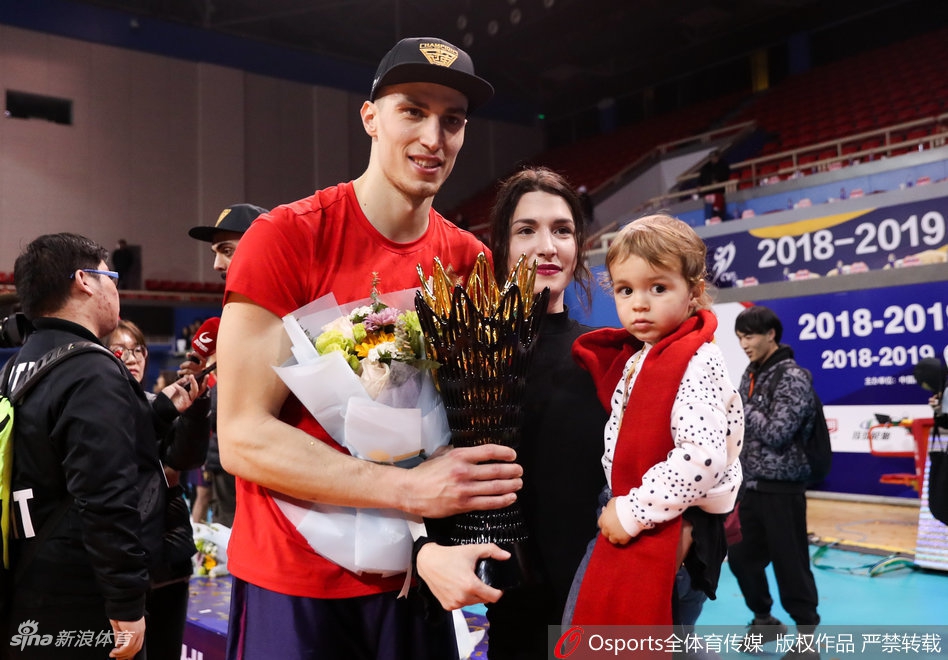 上海男排夺冠 外援的萌娃抢镜